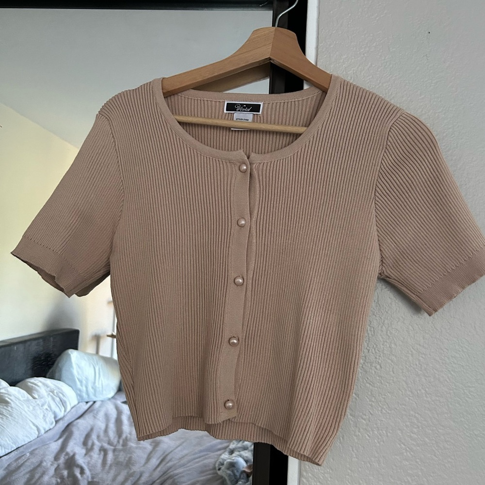 ViVI Tan Short Sleeve Crop Button Down Shirt